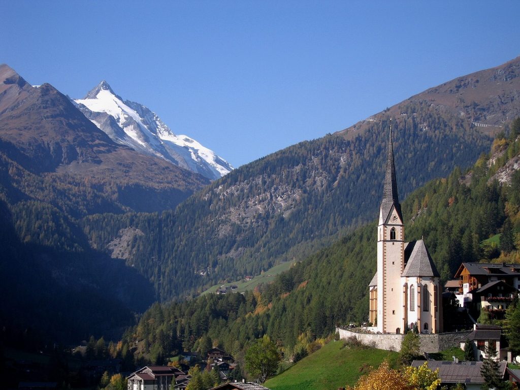Църква и планински изглед в Хайлигенблут, Австрия