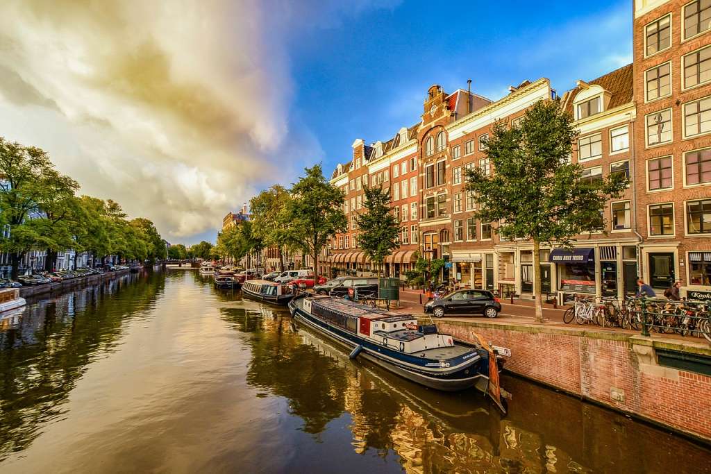 Канал и лодки в Амстердам