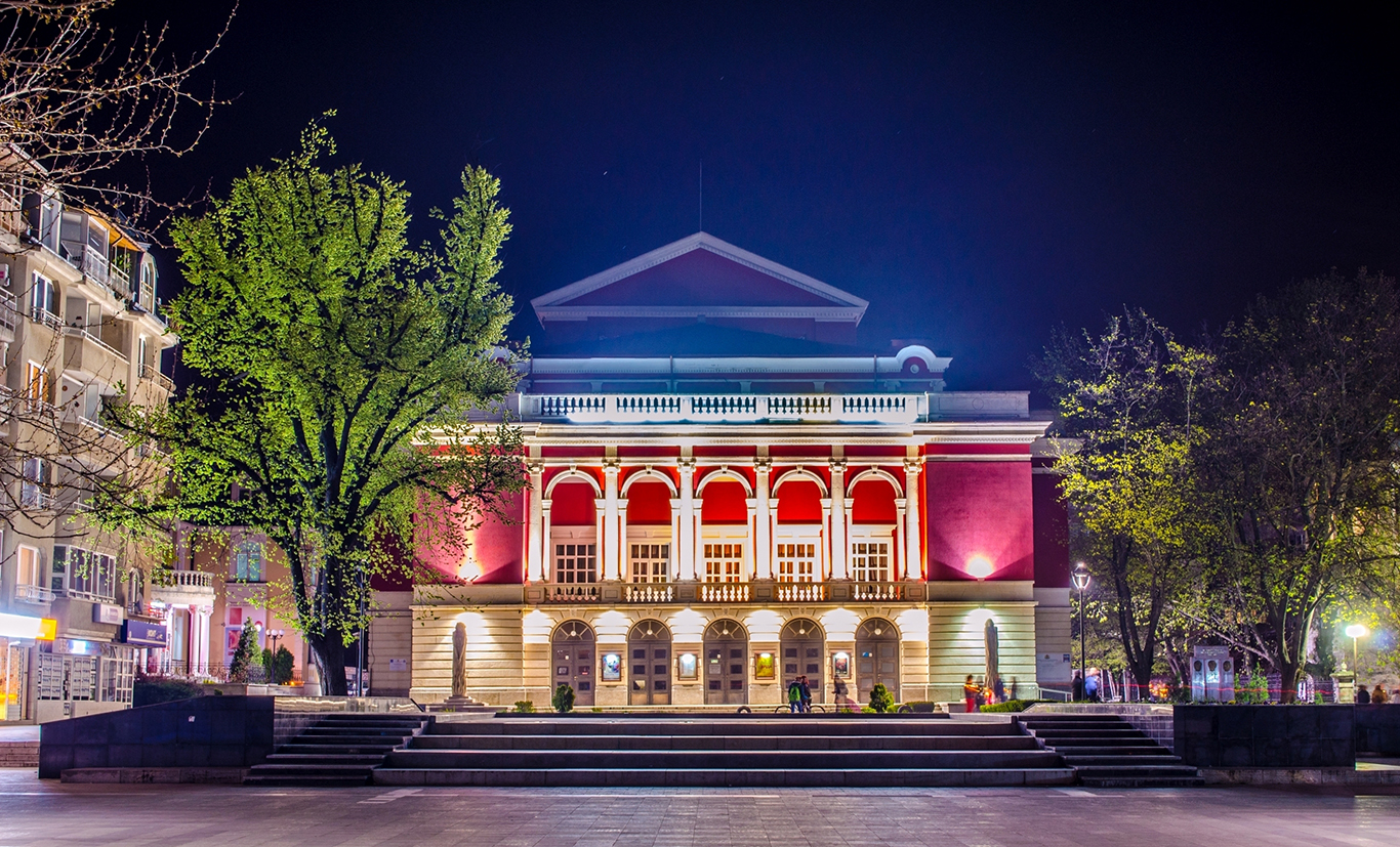 сградата на Държавната опера Русе снимана през нощта